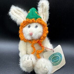 VTG Boyd’s Bears Chardonnay White Plush Bunny with Orange and Green Hat